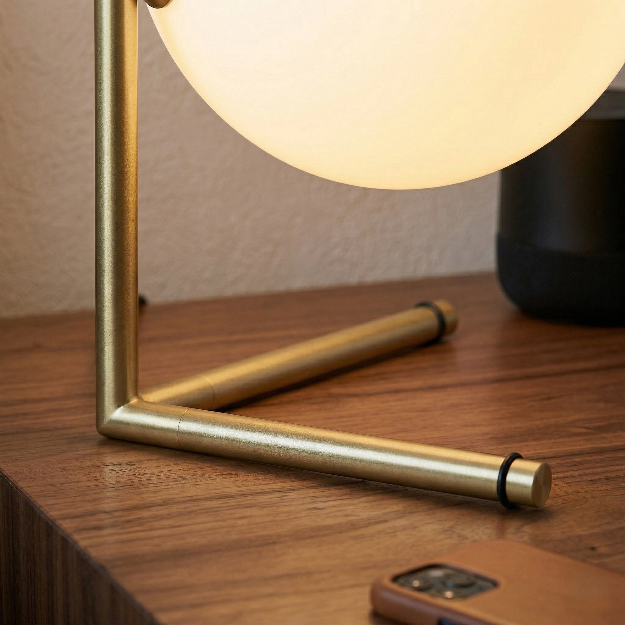 Fagernes Minimalist Globe Table Lamp