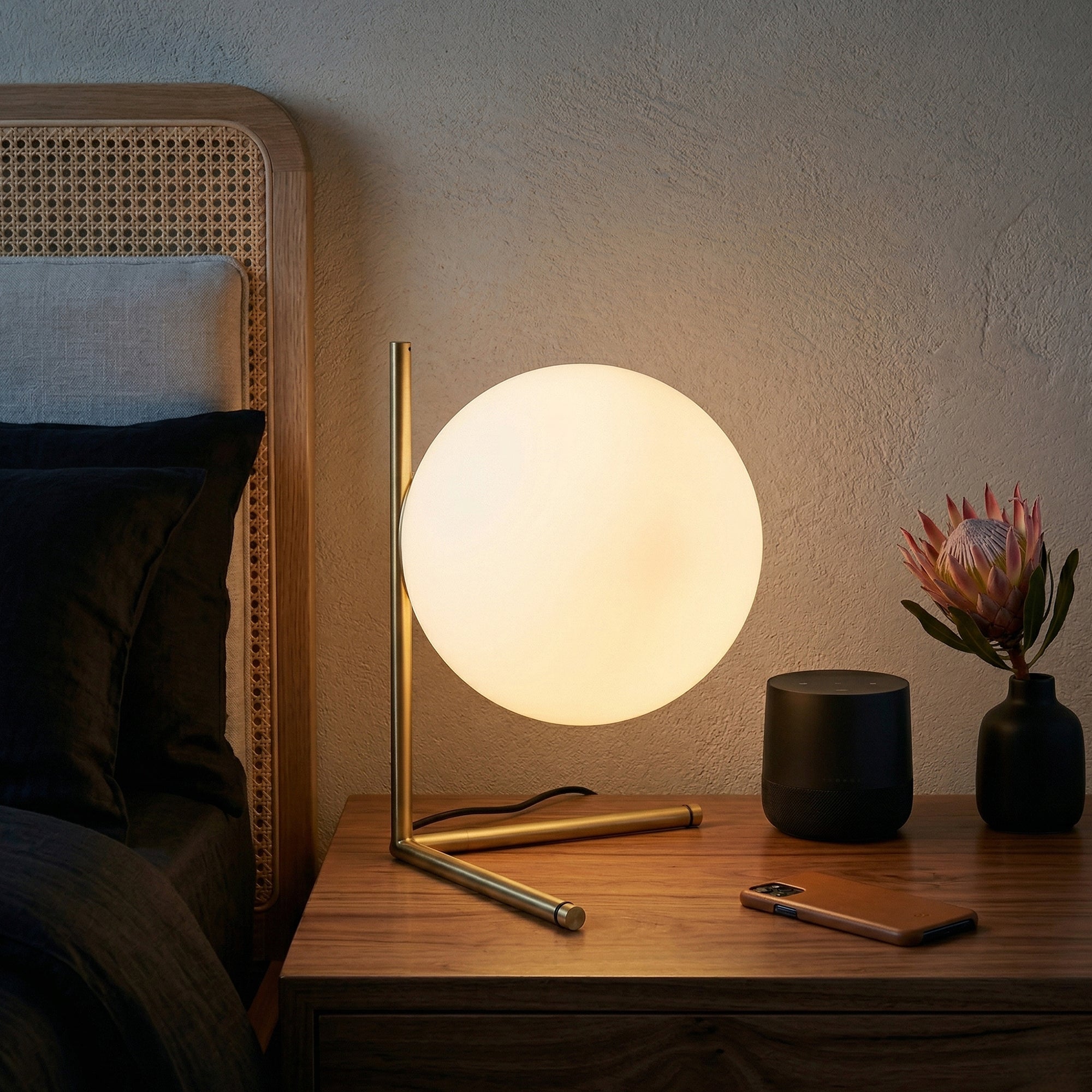 Fagernes Minimalist Globe Table Lamp