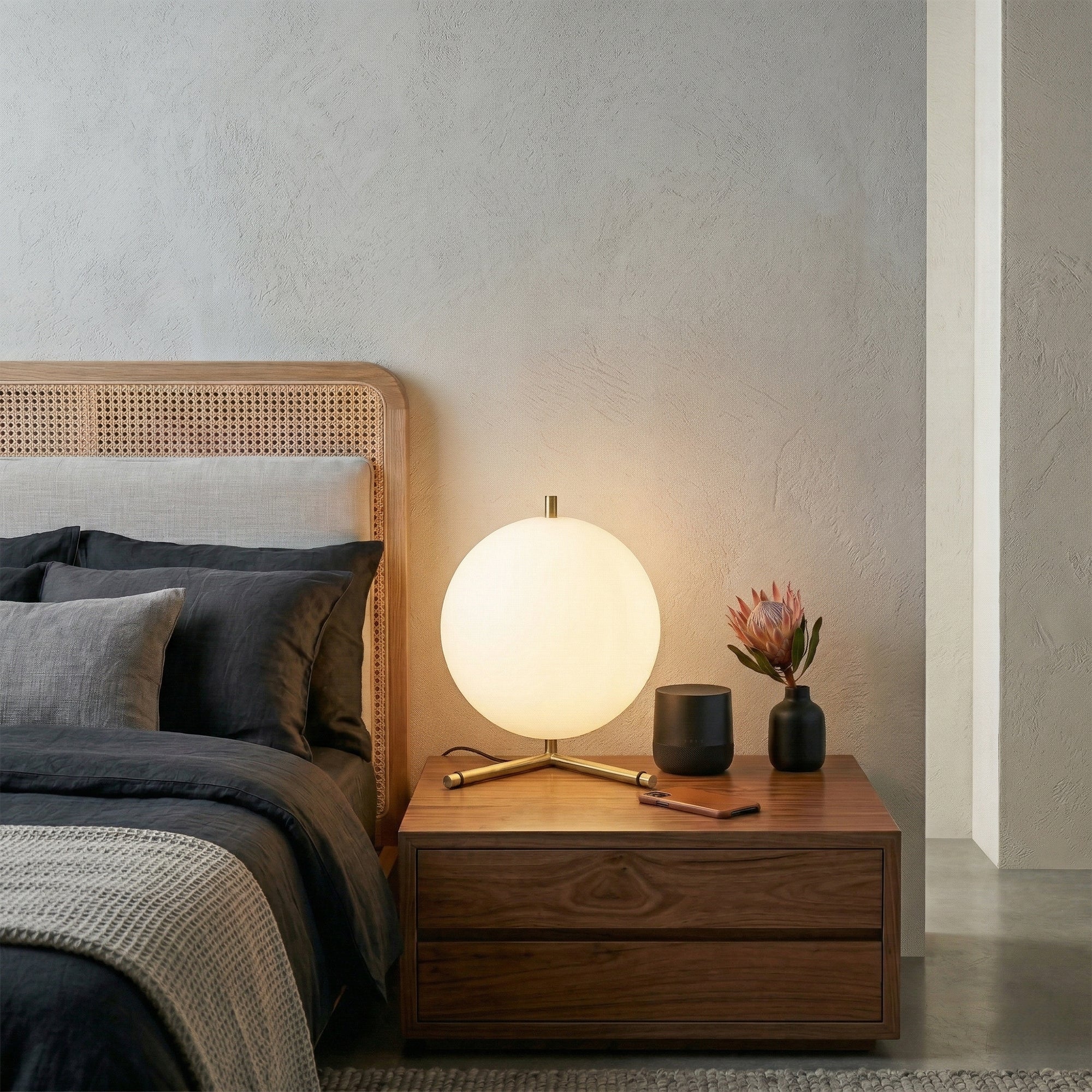Fagernes Minimalist Globe Table Lamp