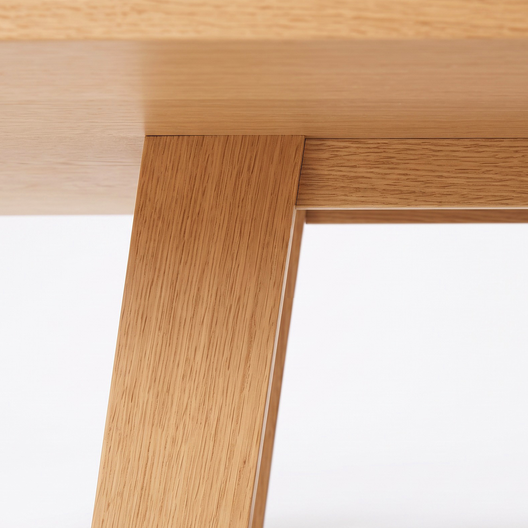 Close-up of the Florø oak veneer top and solid oak leg