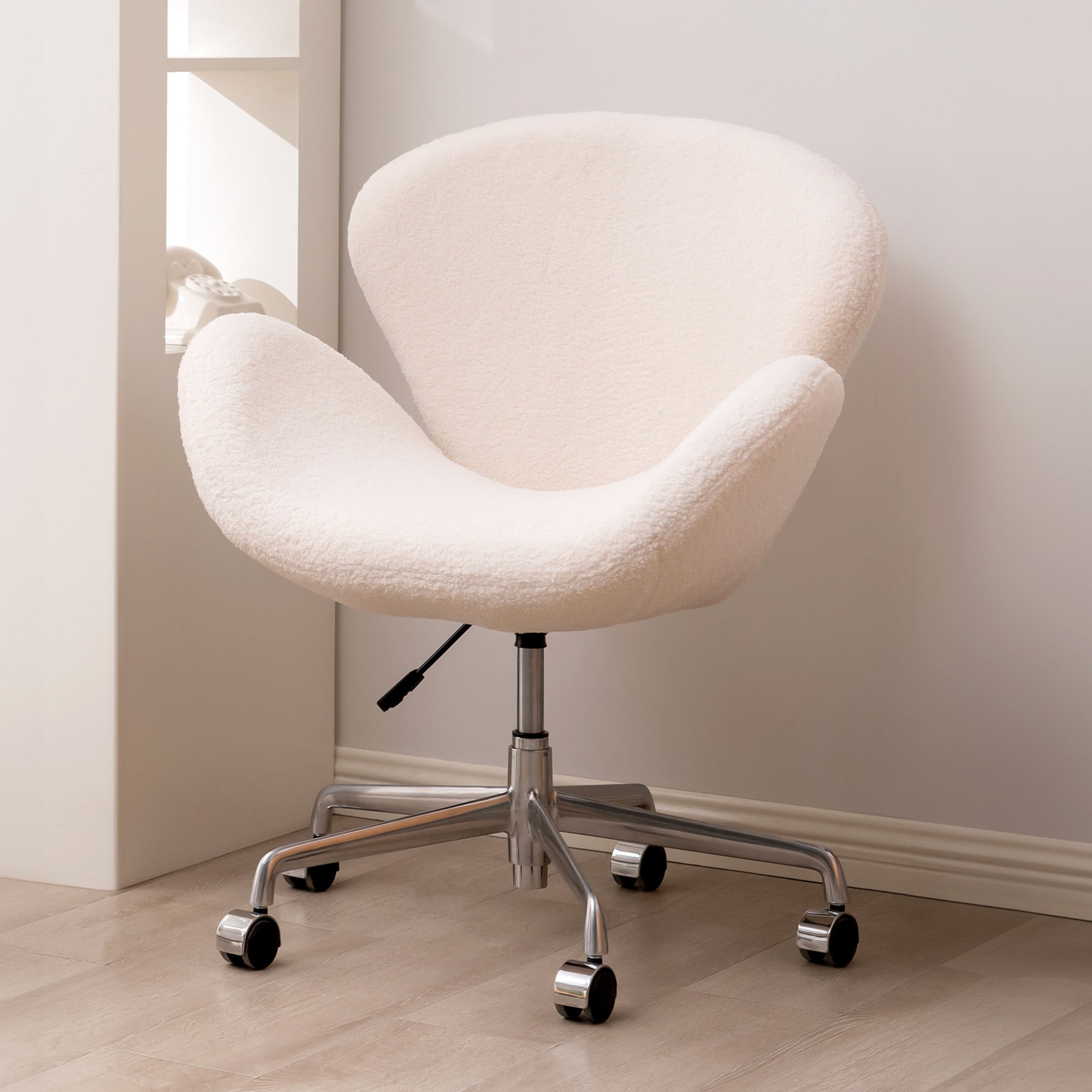 Barde Swivel Padded Swan Chair