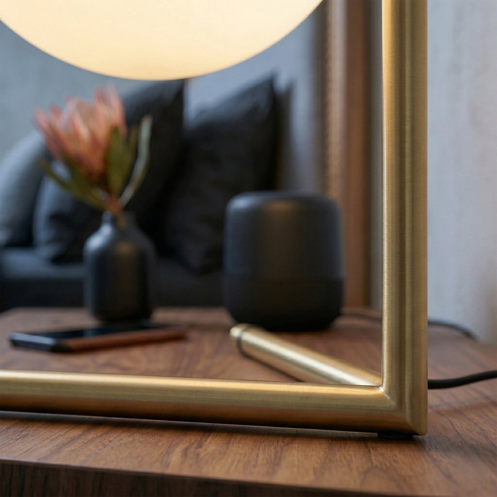 Fagernes Minimalist Globe Table Lamp